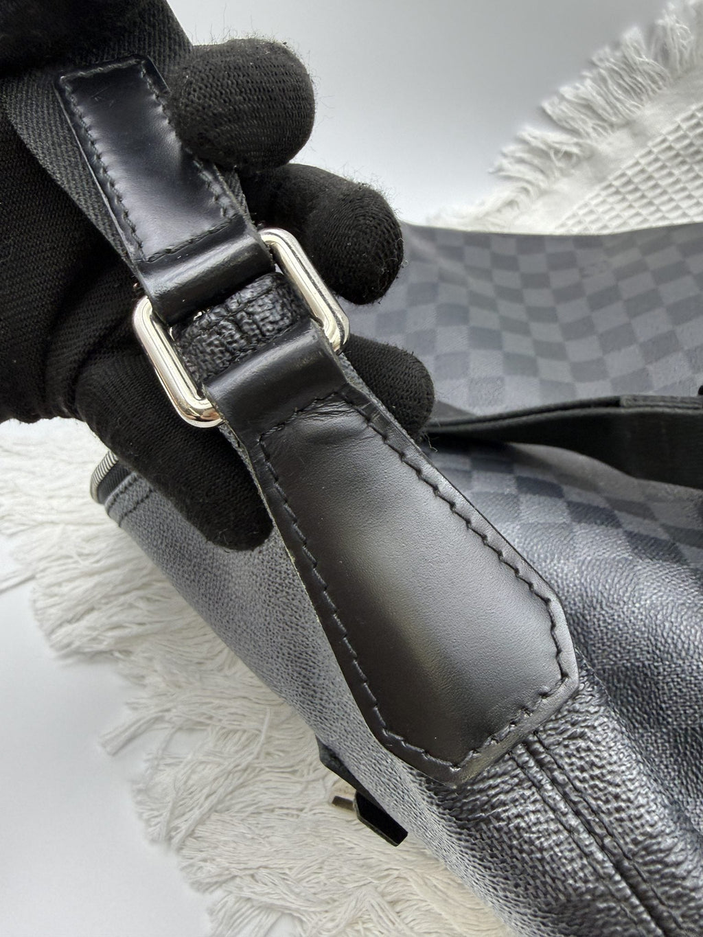 Louis Vuitton Mick MM - Damier Graphite detail view 8