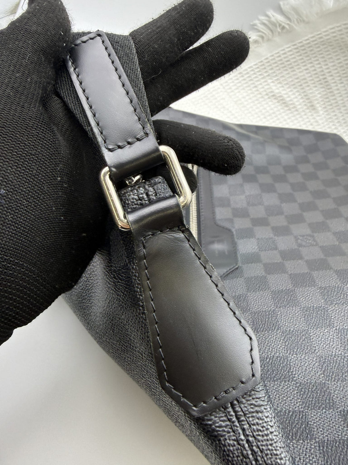 Louis Vuitton Mick MM - Damier Graphite detail view 9