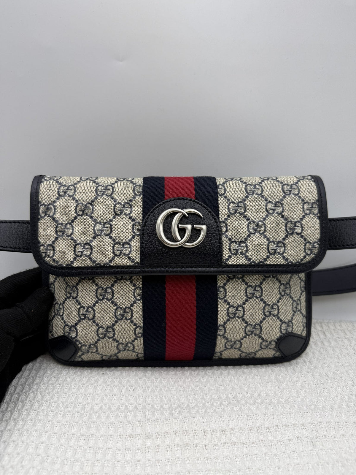 Gucci Ophidia - GG Supreme with Web Stripe front view