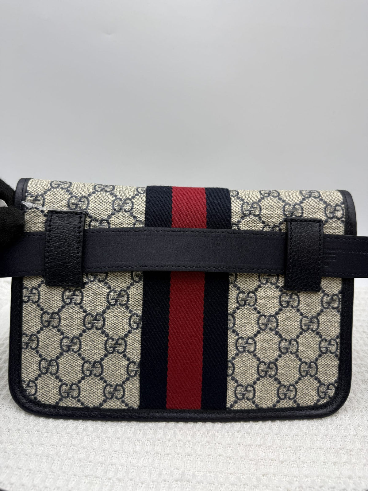 Gucci Ophidia - GG Supreme with Web Stripe detail view 2