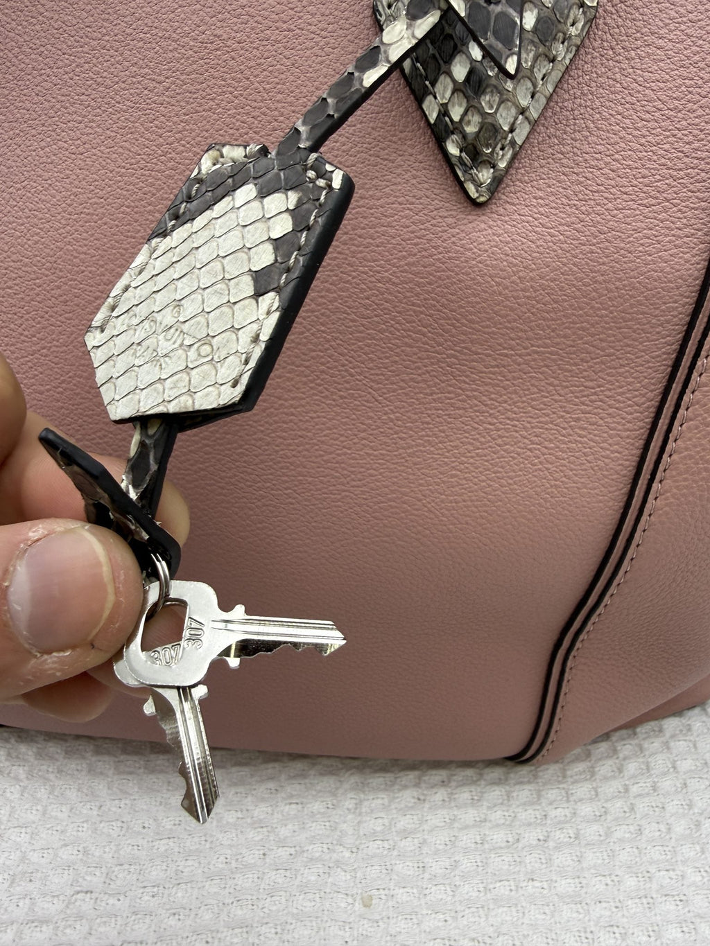 Louis Vuitton Lockit MM - Pink Leather with Python Trim detail view 3