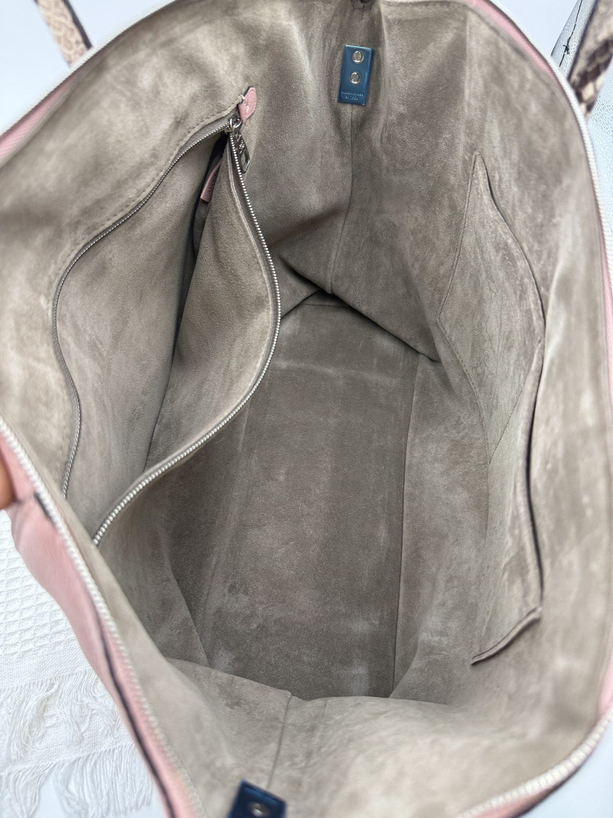 Louis Vuitton Lockit MM - Pink Leather with Python Trim detail view 7