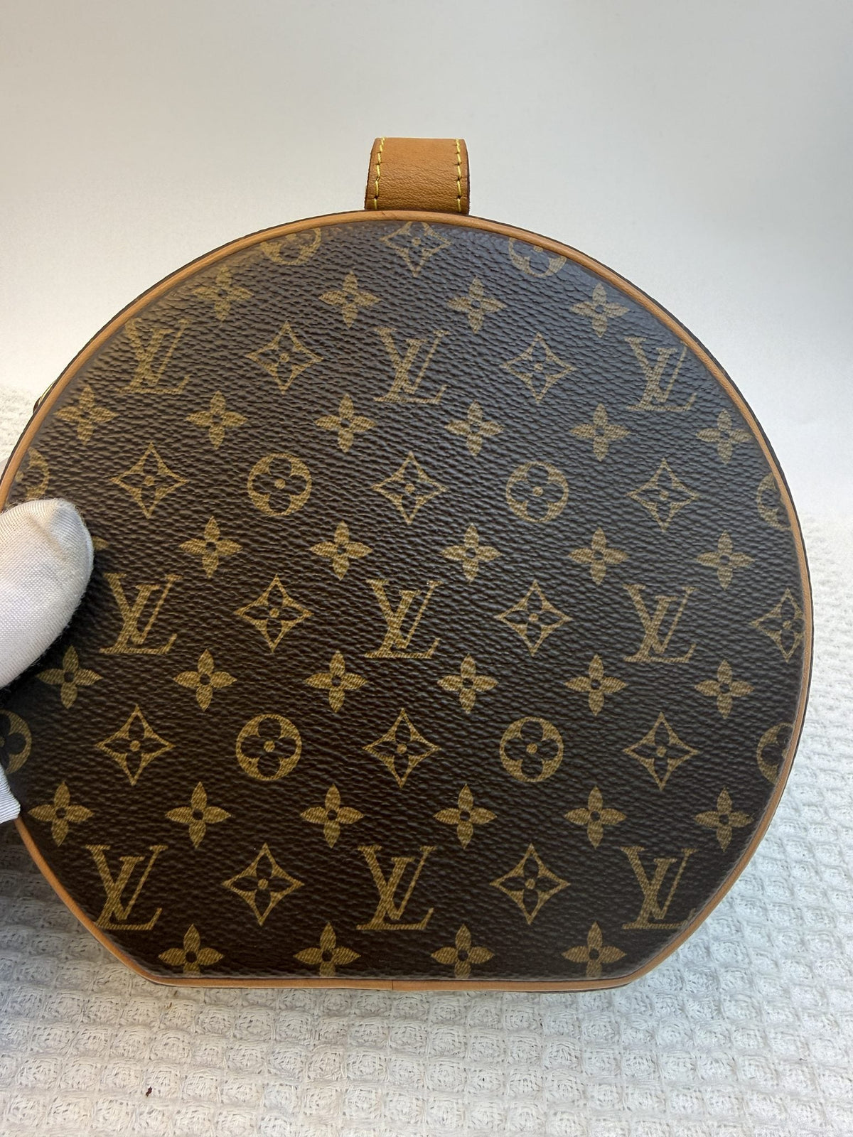 Louis Vuitton Petite Boîte Chapeau - Monogram detail view 3
