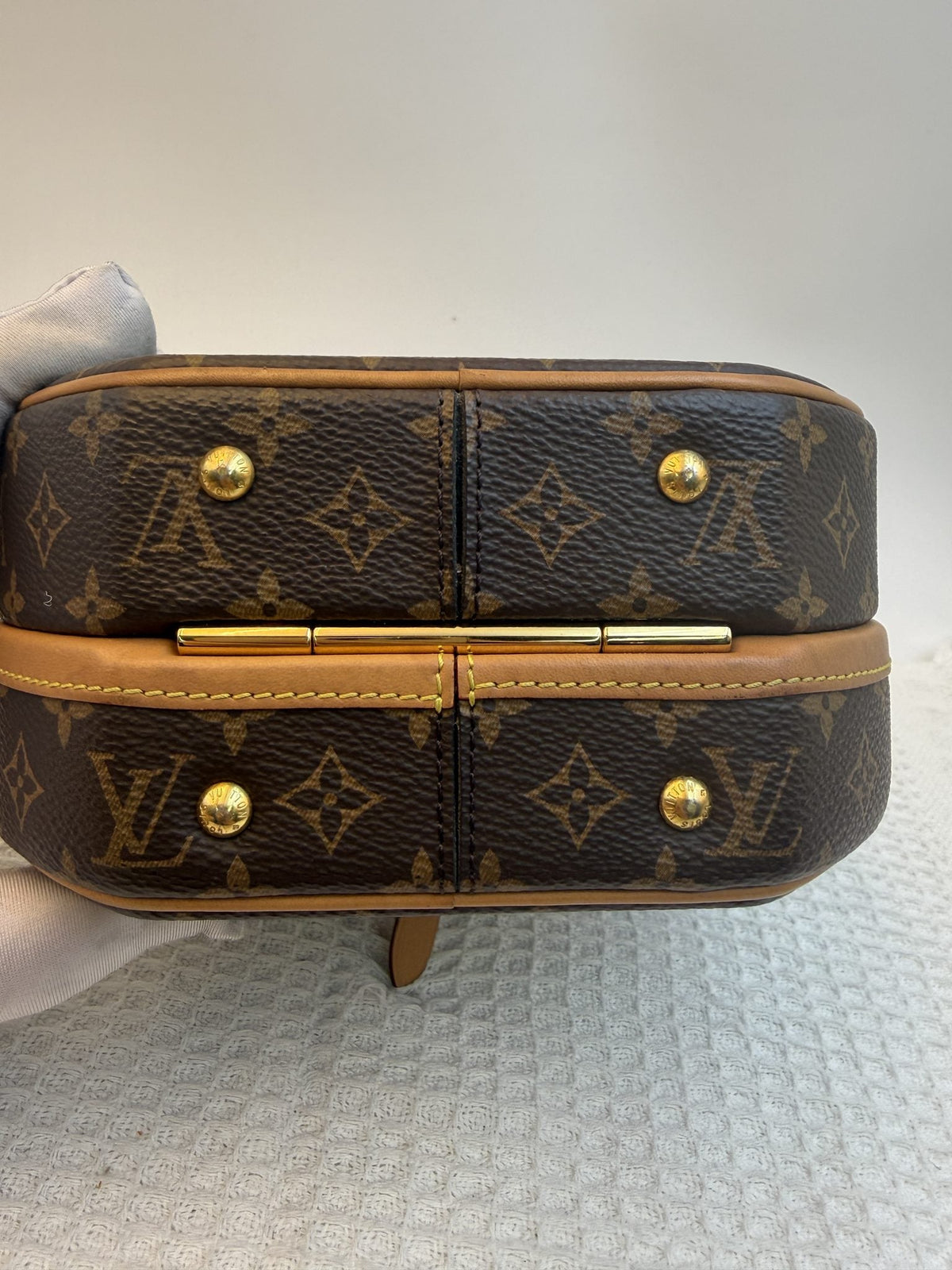 Louis Vuitton Petite Boîte Chapeau - Monogram detail view 4