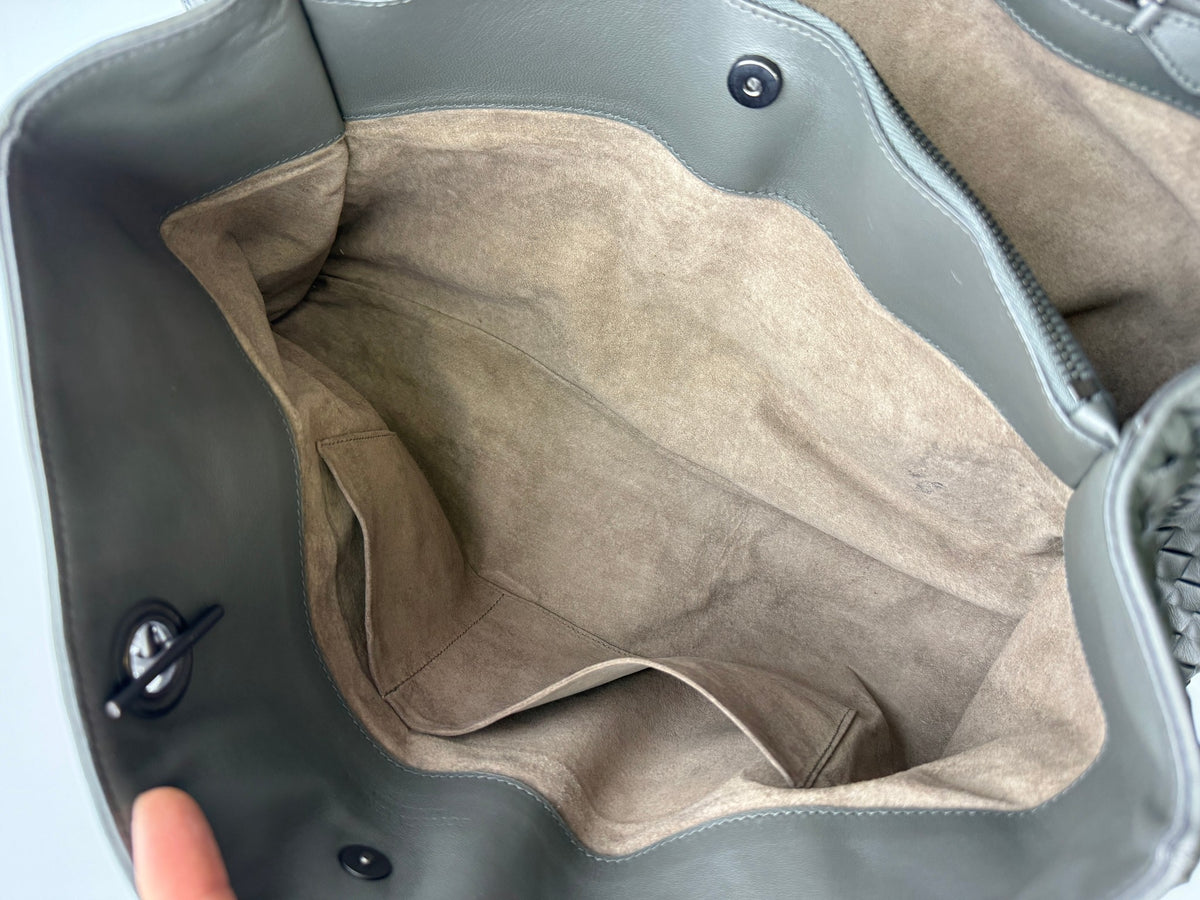 Bottega Veneta Intrecciato Chain Tote, Gray, stock 0197151 – interior pockets