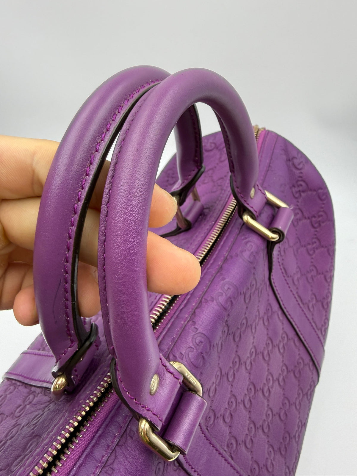 Gucci Microguccissima Boston Bag, Purple, stock 0197010 – handles and zipper