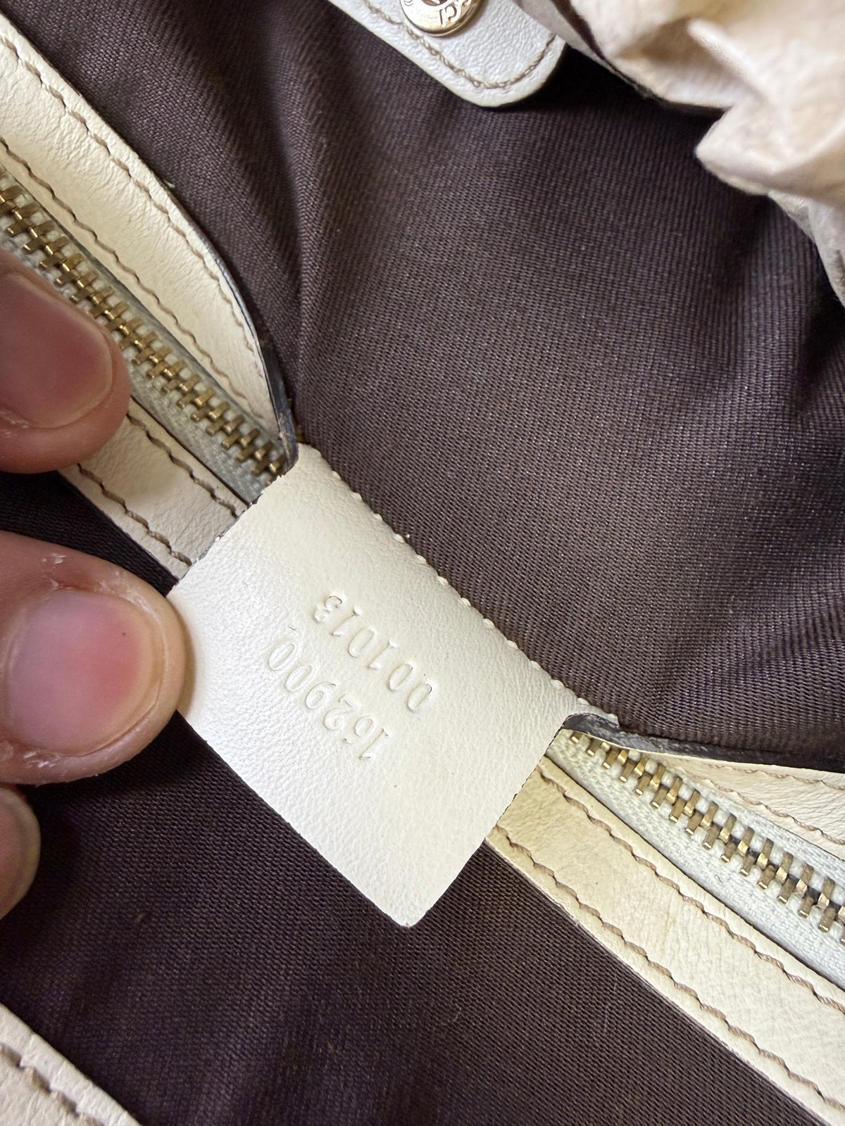Gucci Pelham GG Canvas Shoulder Bag, Beige and ivory, stock 0197005 – interior label