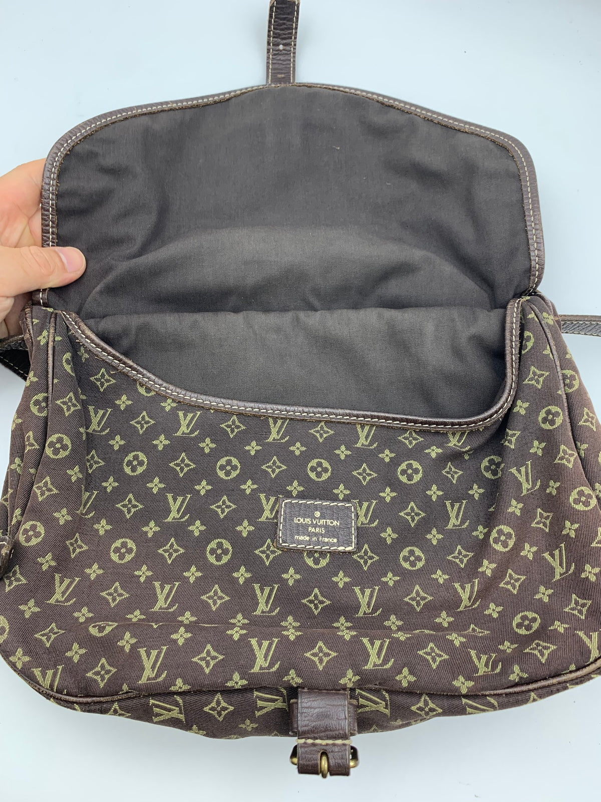 Louis Vuitton Mini Lin Saumur Shoulder Bag, Ebene brown, stock 1103035 – open compartments