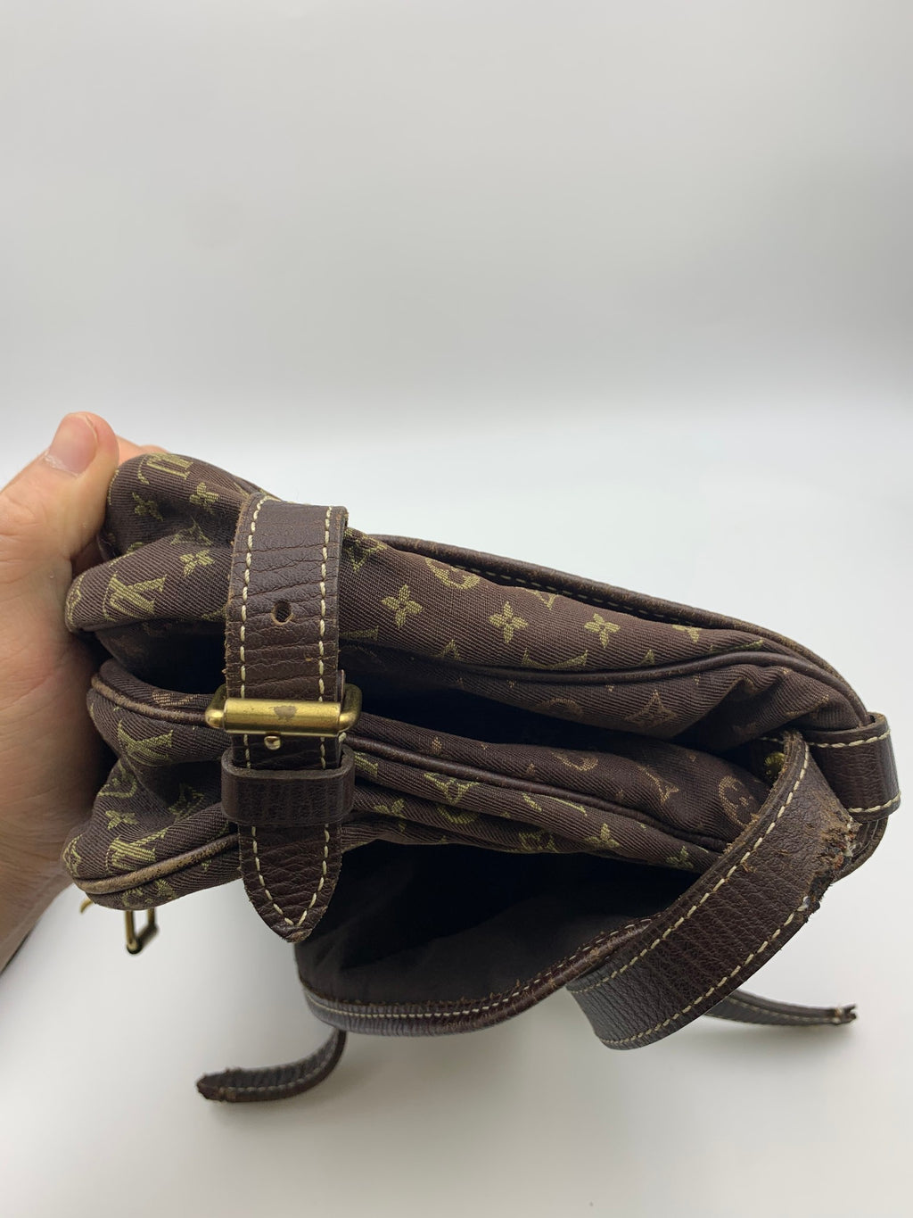 Louis Vuitton Mini Lin Saumur Shoulder Bag, Ebene brown, stock 1103035 – side buckle