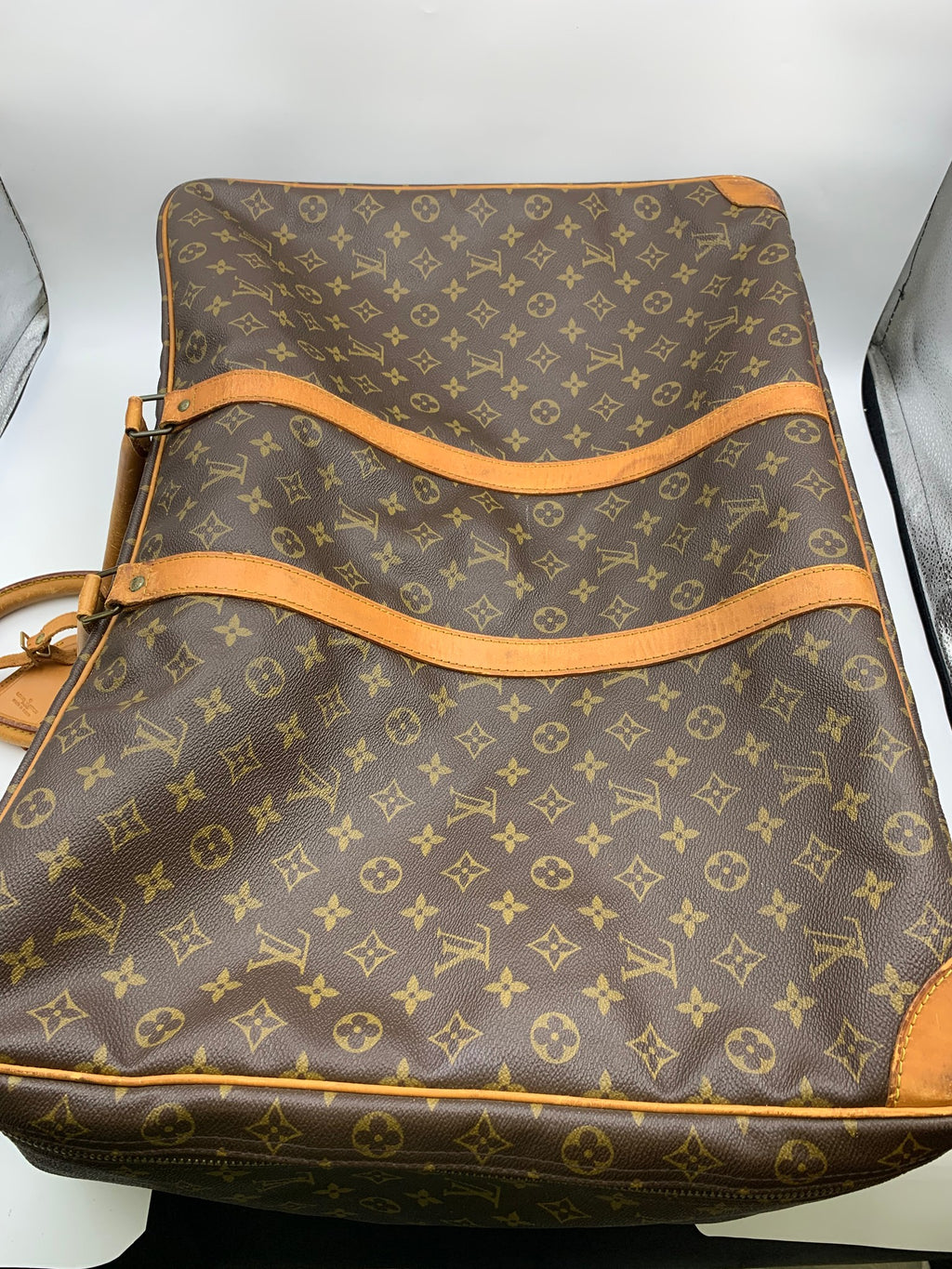 Louis Vuitton Sirius Travel Suitcase, Monogram brown, stock 1103031 – base